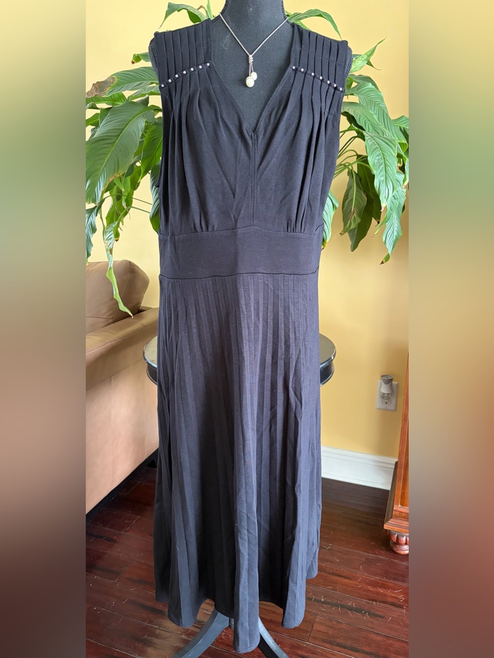 Alfani sleeveless midi LBD, with V-neckline w/pearl detail-XL